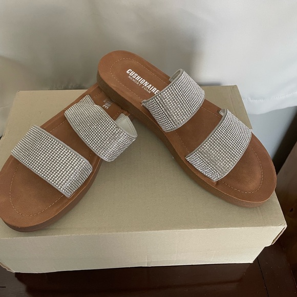 New, comfy, Cushionaire flat sandals - Picture 1 of 3